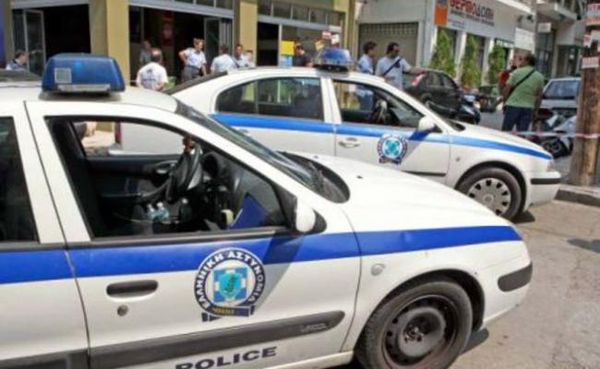 Τα οχήματα της ΕΛ.ΑΣ. και της Πυροσβεστικής κάνουν υπηρεσία στα συνεργεία